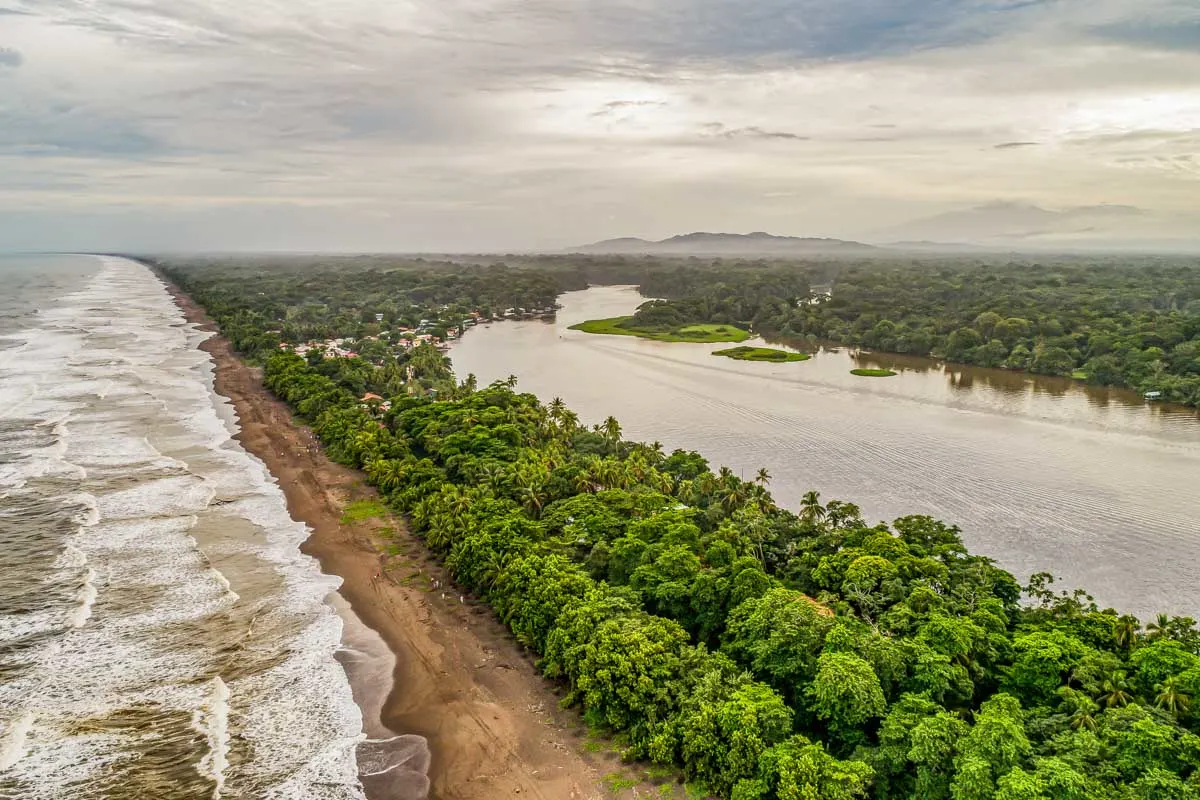 Tortuguero, entre los canales, la selva y el mar Caribe